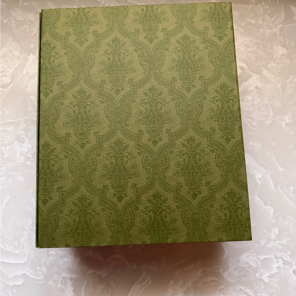 Gucci Olive Green Patterned Gift Box with Black Logo - Picture 3 of 8